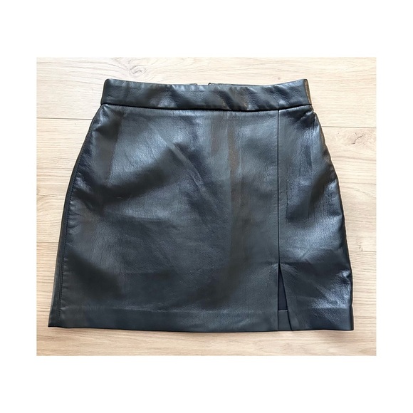 Aritzia Dresses & Skirts - Wilfred Black Vegan Leather Pencil Skirt